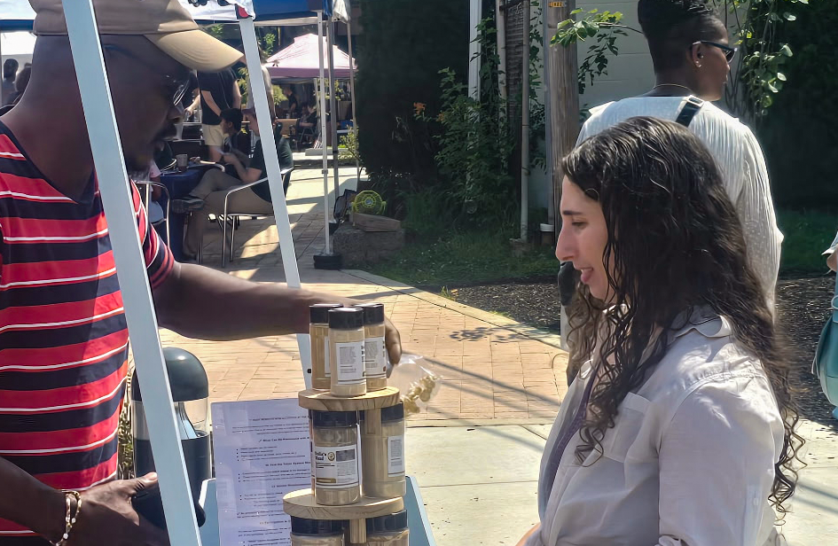 Live music and vendors at the Lansdowne Farmers Market